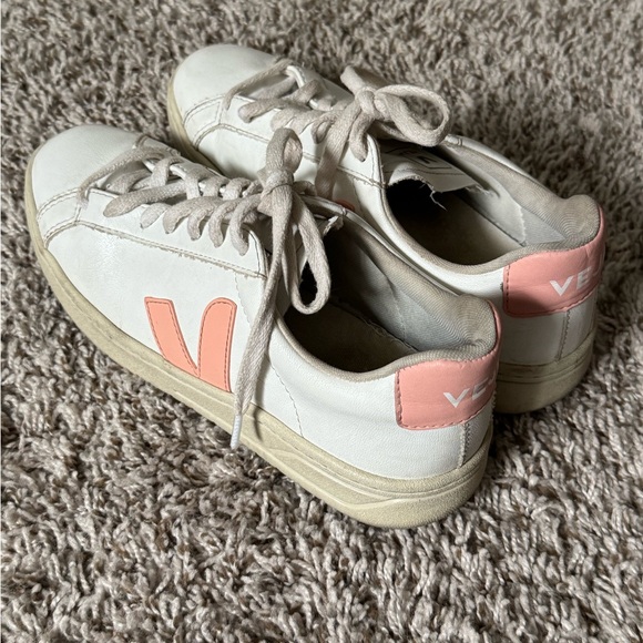 Veja 8 Urca Bicolor Low-Top Sneakers in Pink and White - Picture 5 of 9